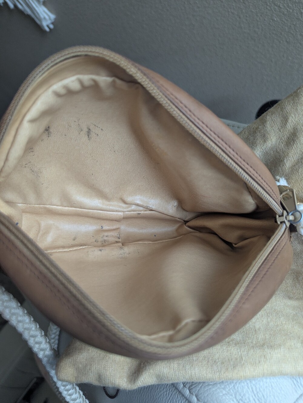 vintage Bally half-moon shoulder bag made of tan perforated suede leather - Picture 14 of 15